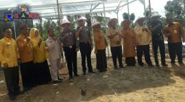 Kapolsek Limboto Barat (Ipda Iwan Kapojos, S.Tr.K) mendampingi Sekda Provinsi Gorontalo (Dr. Ir. Darda Daraba), Kadis Dikbubpora (Dra. Ramlah Habibie, M.Pd), Kepsek SMAN 1 Limbar (Dr. Maryam Ui, M.Pd),  Danramil Limboto serta para Kepsek SMA saat foto bersama di kebun pertanian masuk sekolah.