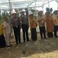 Kapolsek Limboto Barat (Ipda Iwan Kapojos, S.Tr.K) mendampingi Sekda Provinsi Gorontalo (Dr. Ir. Darda Daraba), Kadis Dikbubpora (Dra. Ramlah Habibie, M.Pd), Kepsek SMAN 1 Limbar (Dr. Maryam Ui, M.Pd),  Danramil Limboto serta para Kepsek SMA saat foto bersama di kebun pertanian masuk sekolah.