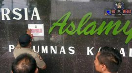 Petugas menyegel RSIA Aslamy Perumnas Kamal Bangkalan.