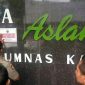 Petugas menyegel RSIA Aslamy Perumnas Kamal Bangkalan.