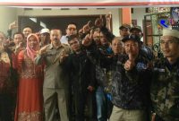 Pose bersama anggota DPRD Kota Cimahi (H. Edi Kanedi) dengan konstituen usai reses.