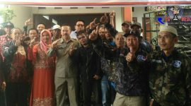 Pose bersama anggota DPRD Kota Cimahi (H. Edi Kanedi) dengan konstituen usai reses.