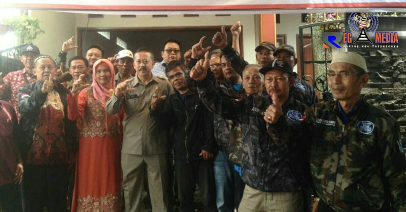 Pose bersama anggota DPRD Kota Cimahi (H. Edi Kanedi) dengan konstituen usai reses.