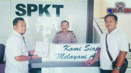 Samsul Arifin (kanan) didampingi kerabatnya saat menerima tanda bukti Lapor Polisi di SPKT Polda Jawa Timur. (foto/istimewa)