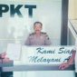 Samsul Arifin (kanan) didampingi kerabatnya saat menerima tanda bukti Lapor Polisi di SPKT Polda Jawa Timur. (foto/istimewa)