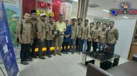 Aliansi Jurnalis Sampang (AJS) pose bersama dengan Plt Kepala Dinas Pariwisata dan Kebudayaan Kota Batu (Imam Suryono).