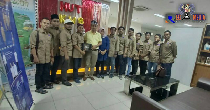 Aliansi Jurnalis Sampang (AJS) pose bersama dengan Plt Kepala Dinas Pariwisata dan Kebudayaan Kota Batu (Imam Suryono).