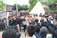 Situasi saat massa dari Jaka Jatim melakukan aksi demo didepan Mapolres Sampang.