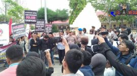Situasi saat massa dari Jaka Jatim melakukan aksi demo didepan Mapolres Sampang.