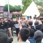 Situasi saat massa dari Jaka Jatim melakukan aksi demo didepan Mapolres Sampang.