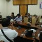 Tampak tak hadir camat dan 6 lurah dalam pemanggilan yang kedua kalinya saat hearing di aula DPRD Sampang terkait realisasi pembangunan ADK.