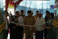 Wakil Bupati Sampang (H. Abdullah Hidayat) didampingi Kepala Bank BTN Sampang (Farah Wedimansyah) secara simbolis resmikan Kantor Bank BTN Sampang yang baru.