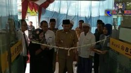 Wakil Bupati Sampang (H. Abdullah Hidayat) didampingi Kepala Bank BTN Sampang (Farah Wedimansyah) secara simbolis resmikan Kantor Bank BTN Sampang yang baru.