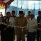 Wakil Bupati Sampang (H. Abdullah Hidayat) didampingi Kepala Bank BTN Sampang (Farah Wedimansyah) secara simbolis resmikan Kantor Bank BTN Sampang yang baru.