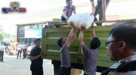 Polisi amankan truk yang bermuatan miras cap tikus.