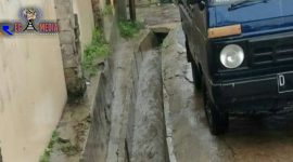 Drainase (selokan air) yang tidak ditutup, di Kampung Usman Dhomiri,  Padasuka. 