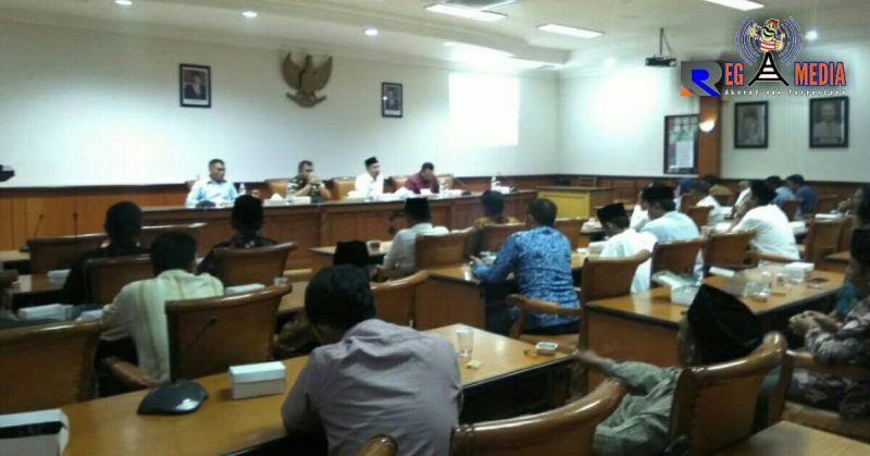 Suasana rapat Wakil Bupati Sampang (H. Abdullah Hidayat)  bersama para camat dan kepala desa di aula kantor Pemkab Sampang. 