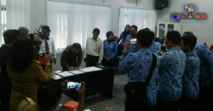 Sekda Sampang Serahkan Koordinator Sekber Madura Raya ke Sekda Sumenep