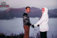 Mesra; Wakapolresta Bogor Kota (AKBP.  Muhammad Arsal Sahban) pose bersama sang istri di Negeri Diatas Awan,  Lumajang,  semasa menjabat sebagai Kapolres Lumajang. 