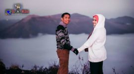 Mesra; Wakapolresta Bogor Kota (AKBP.  Muhammad Arsal Sahban) pose bersama sang istri di Negeri Diatas Awan,  Lumajang,  semasa menjabat sebagai Kapolres Lumajang. 