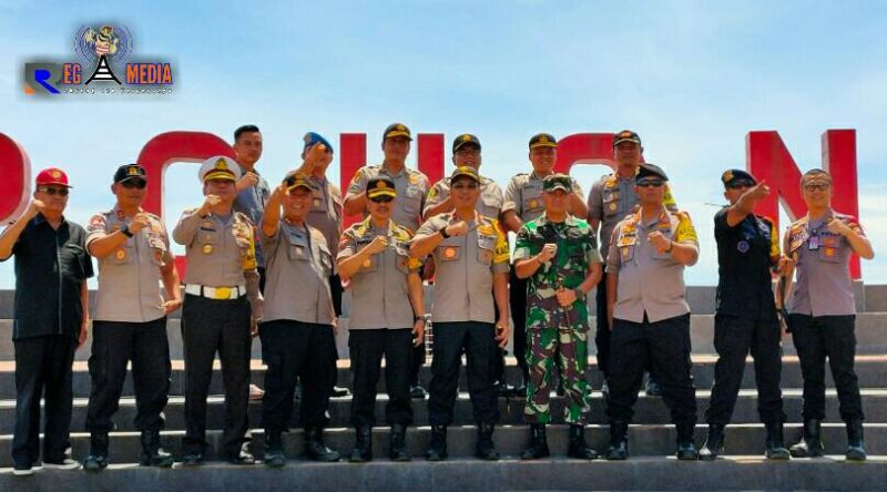 Kapolda Gorontalo (Brigjen Pol Drs. Wahyu Widada M.Phil) pose bersama PJU Polda Gorontalo dan Polres Pohuwato. 