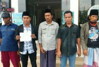 Abd. Rokib (nomor dua dari kiri) bersama sejumlah warga Batorasang,  Tambelangan, usai menyerahkan berkas dan bukti-bukti terkait dugaan pungli ke Kejari Sampang yang dilakukan Kepala Desa Batorasang.  