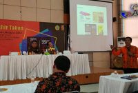 Dekan FISIB UTM (Surokim Abdussalam) memaparkan capaian kinerja 2019 dan harapan untuk 2020 di hadapan Rektor UTM dan civitas akademik Fisib.