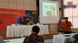 Dekan FISIB UTM (Surokim Abdussalam) memaparkan capaian kinerja 2019 dan harapan untuk 2020 di hadapan Rektor UTM dan civitas akademik Fisib.