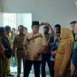 Bupati Bangkalan saat mengecek lokasi kebakaran di RS Syamrabu