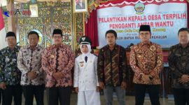 Kepala Desa terpilih Desa Galis Dajah Kecamatan Konang saat pose bersama Bupati Bangkalan