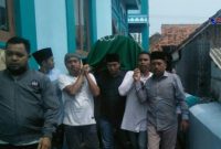 Suasana saat jenazah Nizar Zahro dibawa oleh masyarakat menuju pemakaman.