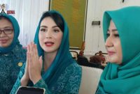 Ketua TP PKK Jatim, Arumi Bachsin didampingi ketua TP PKK Bangkalan Zainab Zuraidah saat ditanya awak media 
