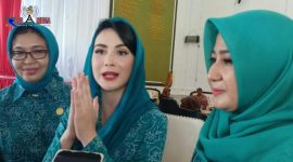 Ketua TP PKK Jatim, Arumi Bachsin didampingi ketua TP PKK Bangkalan Zainab Zuraidah saat ditanya awak media 