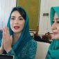 Ketua TP PKK Jatim, Arumi Bachsin didampingi ketua TP PKK Bangkalan Zainab Zuraidah saat ditanya awak media 