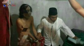 Tersangka saat diamankan anggota kepolisian di rumah tersangka