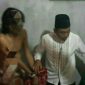 Tersangka saat diamankan anggota kepolisian di rumah tersangka