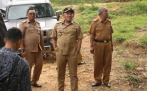 Sigap Tinjau Lokasi Jalan Rusak Di Batu Poro Timur, Netizen Puji Bupati Sampang