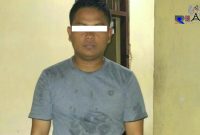 Pelaku inisial AF saat diamankan oleh petugas setempat
