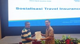 owner travel Madura (kiri) menyerahkan form kerjasama kepada tim BCA insurance