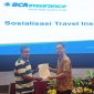 owner travel Madura (kiri) menyerahkan form kerjasama kepada tim BCA insurance