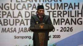 H.Slamet Junaidi Bupati Sampang diacara pelantikan serentak (foto:fan)