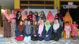 Mahasiswa Universitas Trunojoyo Madura (UTM) pose bersama ibu-ibu PKK Desa Maneron usai latihan membuat tas dari bekas bungkus sabun. 