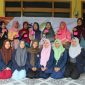 Mahasiswa Universitas Trunojoyo Madura (UTM) pose bersama ibu-ibu PKK Desa Maneron usai latihan membuat tas dari bekas bungkus sabun. 