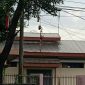 Tampak kutang aliyas BH bergelantungan di pohon depan kantor Dinsos Bangkalan. 