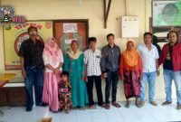 Jatim Corruption Watch (JCW) Sampang saat mendampingi korban kasus KDRT dan penganiayaan di depan ruang Unit PPA Polres Sampang. 