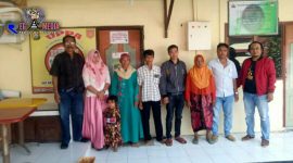 Jatim Corruption Watch (JCW) Sampang saat mendampingi korban kasus KDRT dan penganiayaan di depan ruang Unit PPA Polres Sampang. 