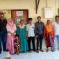 Jatim Corruption Watch (JCW) Sampang saat mendampingi korban kasus KDRT dan penganiayaan di depan ruang Unit PPA Polres Sampang. 