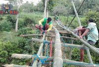 Sebagian warga Desa Bunten Timur dan Desa Pancor bergotong royong membuat jembatan yang terbuat dari bambu.