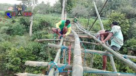 Sebagian warga Desa Bunten Timur dan Desa Pancor bergotong royong membuat jembatan yang terbuat dari bambu.