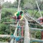 Sebagian warga Desa Bunten Timur dan Desa Pancor bergotong royong membuat jembatan yang terbuat dari bambu.